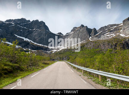 La strada che conduce a Nusfjord, Isole Lofoten in Norvegia. Foto Stock