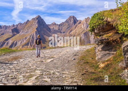 Coppia giovane escursioni in montagna, val Formazza, Piemonte, Italia Foto Stock