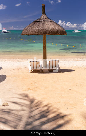 Sedie a sdraio a Trou-aux-Biches spiaggia pubblica, a nord-est di Mauritius Foto Stock