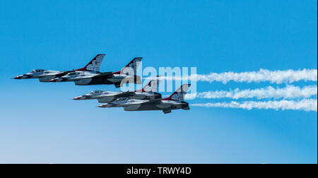 Wantagh, New York, Stati Uniti d'America - 24 Maggio 2019: vista laterale dei Thunderbirds battenti F-16s molto vicino insieme nella formazione di diamante per aria libera mostra a Jon Foto Stock