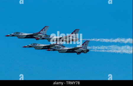 Wantagh, New York, Stati Uniti d'America - 24 Maggio 2019: Il Thunderbirds battenti F-16s molto vicino insieme nella formazione di diamante per aria libera mostra di Jones Beach. Foto Stock