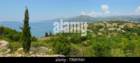 Vista dall'isola croata di Kolocep una delle isole Elafti, foto scattata da sopra la piccola cittadina portuale di Donje Celo. Foto Stock