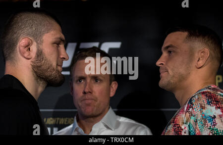 Londra, Regno Unito. 12 Giugno, 2019. UFC lightweight champion Khabib Nurmagomedov e campione interinale Dustin Poirier prendere parte a una conferenza stampa a Londra per discutere il loro prossimo titolo bout UFC 242 che si terrà ad Abu Dhabi. Premere il tasto conferenza tenutasi presso l'Hotel Café Royal, 68 Regent Street, Londra il 12 giugno 2019. Foto di Andy Rowland. Credito: prime immagini multimediali/Alamy Live News Credit: prime immagini multimediali/Alamy Live News Foto Stock