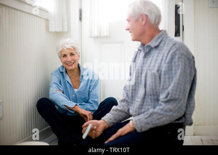 Coppia senior all'interno di casa loro. Foto Stock