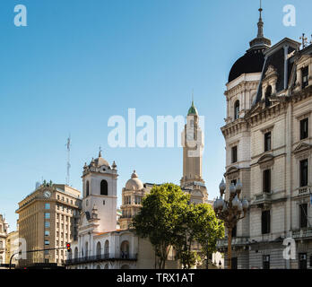 Plaza de Mayo è un hub politico, finanziario e amministrativo e nel corso della storia è stato un simbolo del disastro, ribellione e speranza. Foto Stock