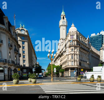 Plaza de Mayo è un hub politico, finanziario e amministrativo e nel corso della storia è stato un simbolo del disastro, ribellione e speranza. Foto Stock