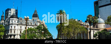 Plaza de Mayo è un hub politico, finanziario e amministrativo e nel corso della storia è stato un simbolo del disastro, ribellione e speranza. Foto Stock