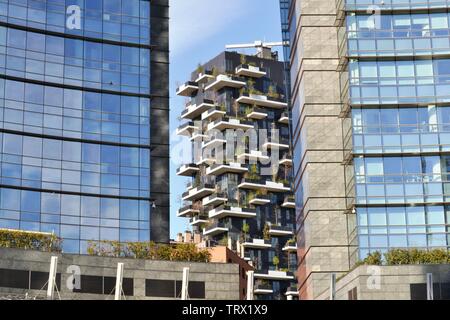 Milano/Italia - marzo, 28, 2015: vista ecologici moderni residence "Bosco Verticale" nello spazio tra due grattacieli al Gae Aulenti square. Foto Stock