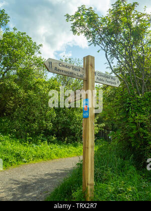 Traccia di cenere sul percorso della vecchia Whitby Scarborough Railway sviluppato per l'uso di camminatori e ciclisti piloti del Cavallino vicino Signpost Ravenscar Foto Stock