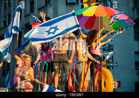 NEW YORK CITY - Giugno 25, 2017: i partecipanti wave bandiere israeliane su un galleggiante nel bilancio annuale Gay Pride Parade mentre passa attraverso il Greenwich Village. Foto Stock