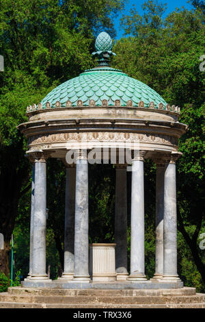 Il Tempio di Diana in Villa Borghese parco pubblico di Roma. Un piccolo tempio neoclassico costruito nel 1789 Foto Stock