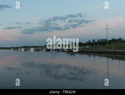 Greetsiel porto in luce all'alba. Frisia orientale, Bassa Sassonia, Germania Foto Stock