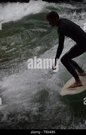 Surfers sul fiume a Monaco di Baviera Foto Stock