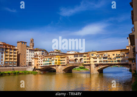 Vista del famoso Ponte Vecchio oltre il Fiume Arno, nel centro storico di Firenze Foto Stock