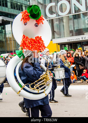 Vestito marching band festeggia San Patrizio giorno nel centro cittadino di Montreal Foto Stock