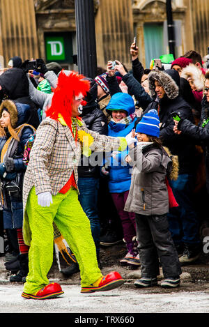 Clown celebra il San Patrizio Parade di Montreal Downtown Foto Stock