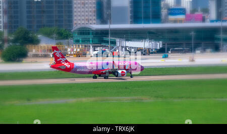 Aeromobile Airbus A320 di AirAsia preparare preparare il decollo dall'Aeroporto Internazionale Tan Son Nhat di Ho Chi Minh City, Vietnam. Foto Stock
