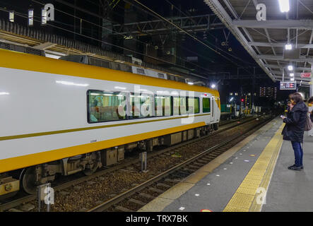 Osaka, Giappone - Apr 18, 2019. Treno che ferma alla stazione ferroviaria di Osaka in Giappone. I treni sono un modo molto comodo per i visitatori a viaggiare in tutto il Giappone. Foto Stock