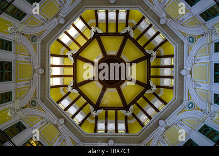 Tokyo, Giappone - 12 Apr 2019. Interno a cupola di Tokyo alla stazione principale. La stazione aperta su dicembre 20, 1914 con quattro piattaforme. Foto Stock