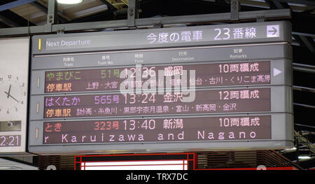 Tokyo, Giappone - Apr 13, 2019. Informazioni elettriche del pannello dello Shinkansen con il treno alla Stazione JR di Tokyo, Giappone. I treni ad alta velocità (bullet treni) chiamato Sh Foto Stock