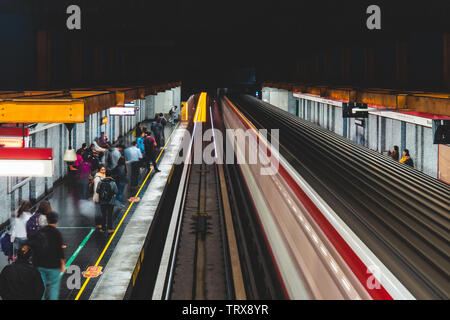 SANTIAGO DEL CILE - Agosto 2014: due Metro de Santiago treni entrando Universidad Católica stazione, mentre la gente in attesa sulla piattaforma Foto Stock