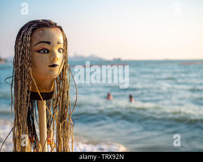 Treccia di capelli sul manichino donna testa su seascape sfondo. Foto Stock