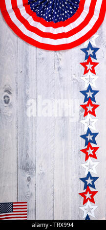 American bandiera, banner e stelle su weathered verticale di legno Foto Stock