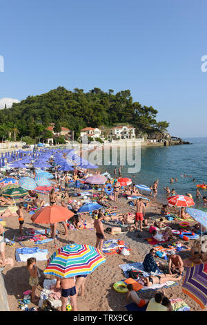 Petrovac spiaggia d'estate. Foto Stock