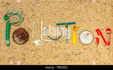 Testo di inquinamento realizzato da reale uso singolo rifiuto plastico trovato sulla spiaggia Foto Stock