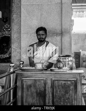 Un sacerdote Indù al tempio Deviramma nei costumi tradizionali con spazio di copia Foto Stock