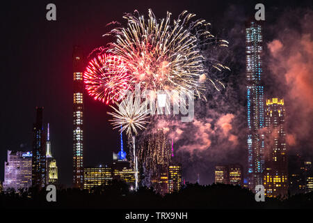 New York, Stati Uniti d'America, 12 giugno 2019. Fuochi d'artificio illuminano il cielo sopra Central Park dopo un concerto con la New York Philharmonic Orchestra. Credito: Enrique Shore/Alamy Live News Foto Stock