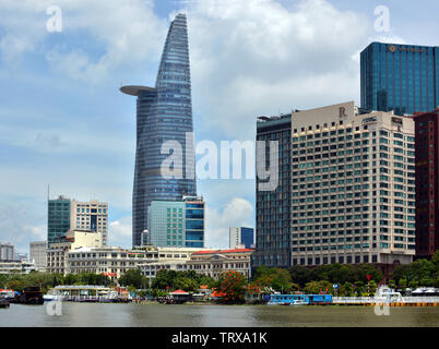 Vista panoramica della città di Ho Chi Minh distretto uno da una barca sul fiume Saigon. Foto Stock