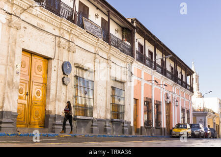 Arequipa, Perù - Scene di strada di una donna a piedi dagli edifici colorati - Arequipa, Perù, Sud America. Foto Stock