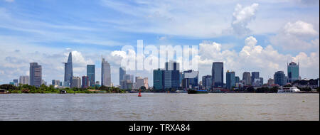 Vista panoramica della città di Ho Chi Minh distretto uno da una barca sul fiume Saigon. Foto Stock