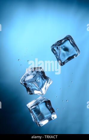 Cubetti di ghiaccio sotto l'acqua, colore blu Foto Stock