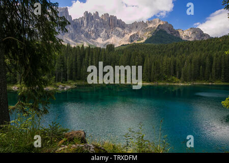 Romantica e splendida vista del lago di Carezza Lago di Carezza () delle Dolomiti italiane Foto Stock