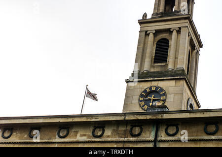 La torre dell'orologio di Saint John's Chiesa a Waterloo a 6.15 vicino al IMAX e la stazione di Waterloo Foto Stock