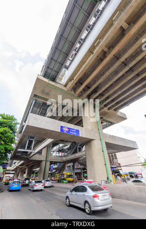 Bangkok, Tailandia - 12 Giugno 2019 : Bangwa Sky treno stazione di interscambio costruzione prima inaugurazione Foto Stock