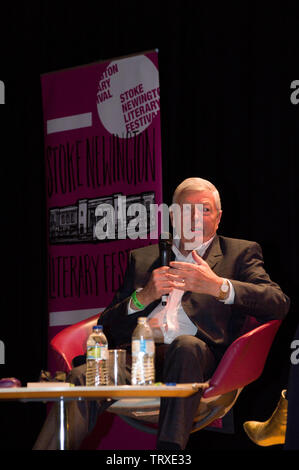 Alan Johnson ex MP in Blair e Brown governi discute le sue memorie della mia vita, una musica Memoir al 2019 Stoke Newington Festival Letterario Foto Stock