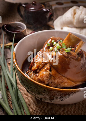 Gamba di maiale stufati di steamed bun yunnan.Chinese-Thai cucina. Foto Stock