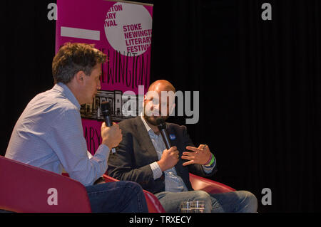 Ed Milliband intervistato da Hackney il sindaco Filippo Glanville sul palco del 2019 Stoke Newington Festival Letterario Foto Stock