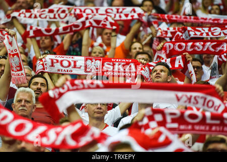 Varsavia, Polonia - 10 giugno 2019: Qualifiche Euro 2020 corrisponde la Polonia - Israele 4:0. I sostenitori della Polonia con ths sciarpe. Foto Stock