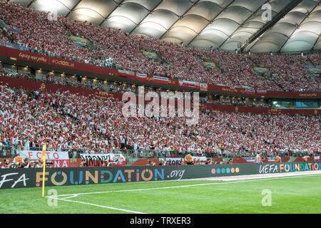 Varsavia, Polonia - 10 giugno 2019: Qualifiche Euro 2020 corrisponde la Polonia - Israele 4:0. I sostenitori della Polonia con le piccole bandiere nazionali. Foto Stock