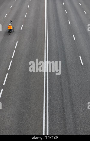 Disabilitato bike rider sulla strada. La mobilità urbana. Attività sportive Foto Stock