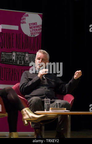 Billy Bragg sul palco del 2019 Stoke Newington Festival letterario del Municipio su Church Street il 9 giugno 2109 Foto Stock