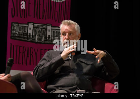 Billy Bragg sul palco del 2019 Stoke Newington Festival letterario del Municipio su Church Street il 9 giugno 2109 Foto Stock