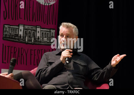 Billy Bragg sul palco del 2019 Stoke Newington Festival letterario del Municipio su Church Street il 9 giugno 2109 Foto Stock