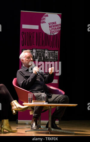 Billy Bragg sul palco del 2019 Stoke Newington Festival letterario del Municipio su Church Street il 9 giugno 2109 Foto Stock