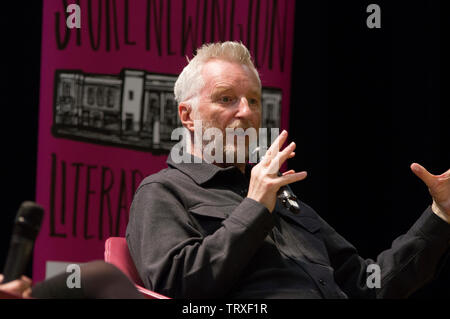 Billy Bragg sul palco del 2019 Stoke Newington Festival letterario del Municipio su Church Street il 9 giugno 2109 Foto Stock