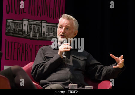 Billy Bragg sul palco del 2019 Stoke Newington Festival letterario del Municipio su Church Street il 9 giugno 2109 Foto Stock